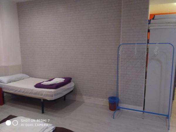 Granada Old Town Hostel : photo 6 de la chambre lit simple dans dortoir à 6 lits