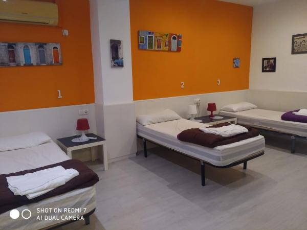 Granada Old Town Hostel : photo 8 de la chambre lit simple dans dortoir à 6 lits