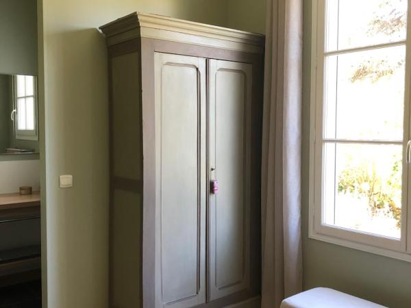 Maison M, chambre privée accès jardin piscine et jacuzzi près de La Rochelle : photo 8 de la chambre chambre double