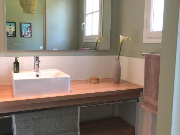 Maison M, chambre privée accès jardin piscine et jacuzzi près de La Rochelle : photo 1 de la chambre chambre double