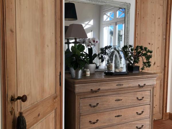 Maison M, chambre privée accès jardin piscine et jacuzzi près de La Rochelle : photo 2 de la chambre chambre double