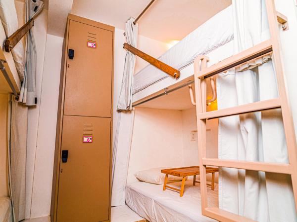Nomads Party Hostel : photo 2 de la chambre lit dans un dortoir de 4 lits