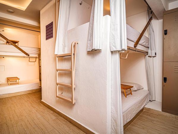 Nomads Party Hostel : photo 2 de la chambre lit simple en dortoir