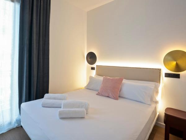 Hotel Casa Trafalgar Barcelona : photo 3 de la chambre petite chambre avec balcon