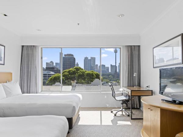 Holiday Inn Sydney Potts Point : photo 4 de la chambre chambre premium avec 2 lits queen-size - vue sur ville