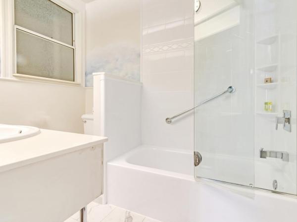 Cornell Hotel de France : photo 7 de la chambre chambre triple premier