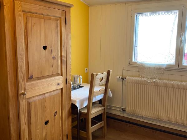 Hôtel du Château : photo 4 de la chambre chambre double avec salle de bains et toilettes privatives extérieures