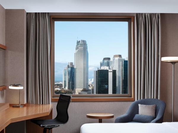 Delta Hotels by Marriott Istanbul Levent : photo 3 de la chambre chambre lits jumeaux supérieure - vue sur ville