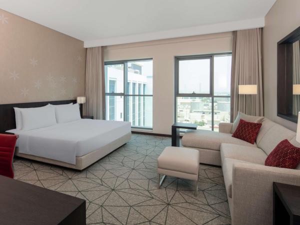 Hyatt Place Dubai Jumeirah : photo 1 de la chambre chambre lit king-size - vue sur piscine