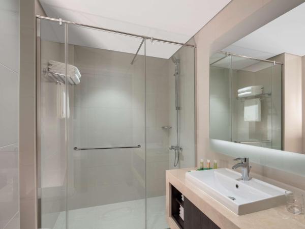 Hyatt Place Dubai Jumeirah : photo 1 de la chambre chambre lit king-size avec canapé-lit