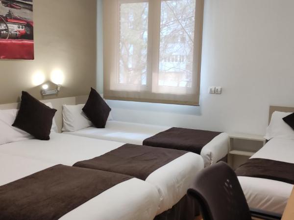 Hotel Travessera : photo 6 de la chambre petite chambre quadruple standard