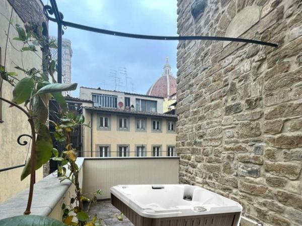 Donati Luxury Tower Suites : photo 7 de la chambre michelangelo - suite with private jacuzzi® with partial duomo view