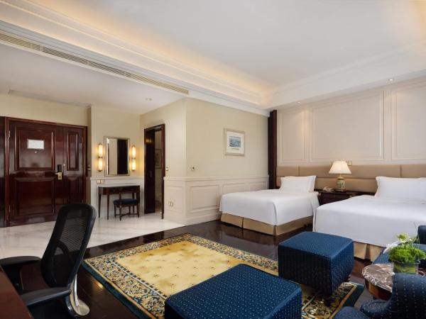 Crowne Plaza Hotel & Suites Landmark Shenzhen, an IHG Hotel - Nearby Luohu Border, Indoor heated swimming pool, Complimentary Welcome Drink : photo 2 de la chambre suite lits jumeaux junior avec accès au salon