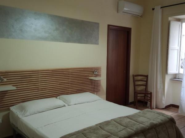 Hotel Eliseo Napoli : photo 9 de la chambre chambre triple