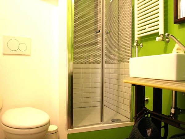 B&B Loft Padova : photo 3 de la chambre chambre double ou lits jumeaux avec salle de bains privative