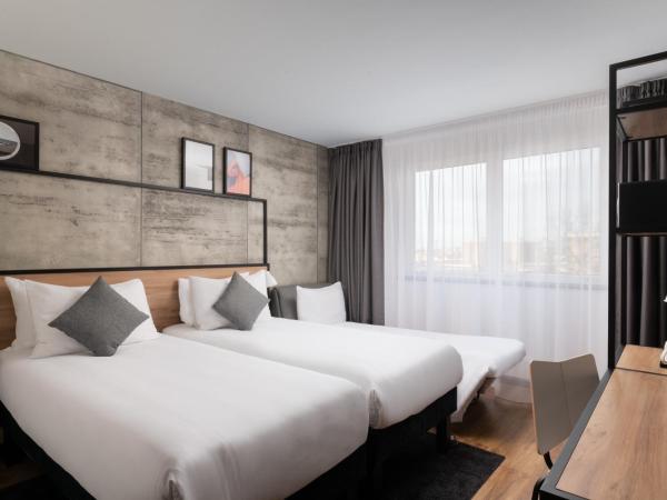 ibis London Earls Court : photo 7 de la chambre chambre triple supérieure avec 2 lits simples et 1 canapé 