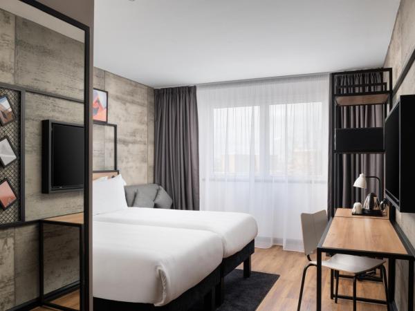 ibis London Earls Court : photo 4 de la chambre chambre triple supérieure avec 2 lits simples et 1 canapé 