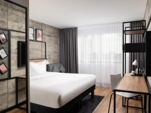 ibis London Earls Court : photo 6 de la chambre chambre familiale supérieure avec 1 lit queen-size et canapé-lit