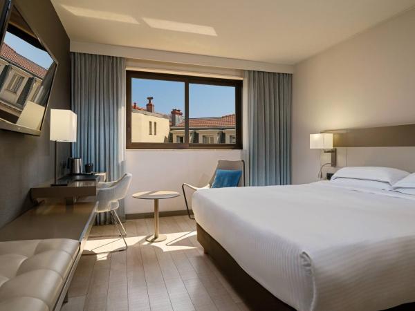 AC Hotel by Marriott Nice : photo 1 de la chambre chambre lit king-size classique avec vue sur la ville