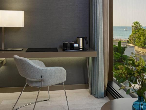 AC Hotel by Marriott Nice : photo 8 de la chambre chambre king deluxe- vue partielle sur mer