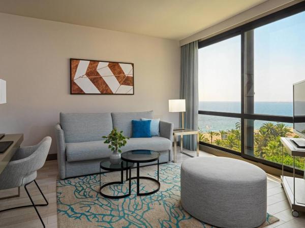 AC Hotel by Marriott Nice : photo 3 de la chambre suite avec vue partielle sur mer