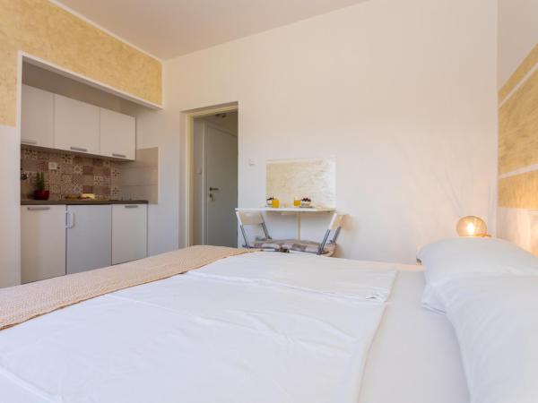 Apartments and Rooms Kod Keti : photo 4 de la chambre studio avec vue sur jardin