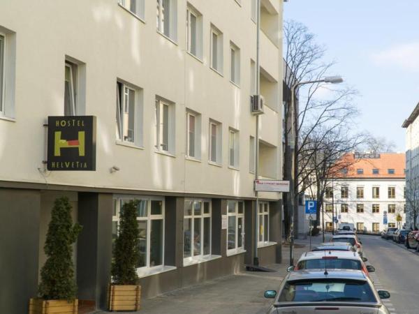 Hostel Helvetia - PRIVATE ROOMS in CITY CENTER and OLD TOWN : photo 7 de la chambre chambre double ou lits jumeaux avec salle de bains privative