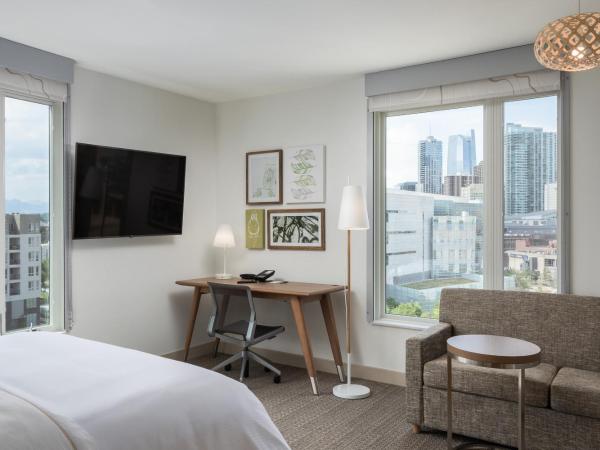 Element Denver Downtown East : photo 5 de la chambre studio avec lit king-size et canapé-lit