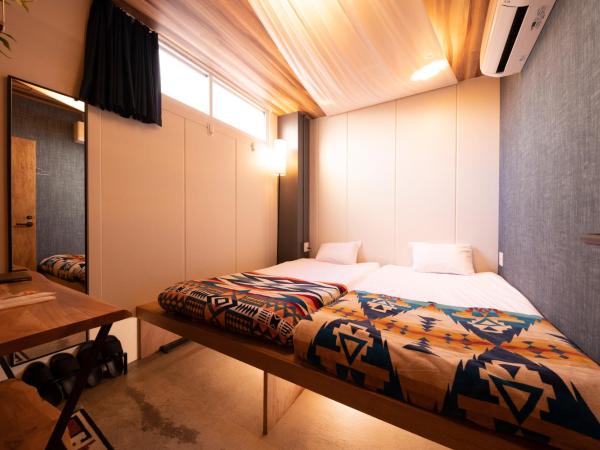 Glamping Tokyo Asakusa : photo 2 de la chambre chambre lits jumeaux avec cabinet de toilette commun