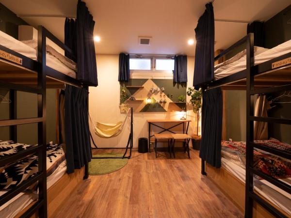 Glamping Tokyo Asakusa : photo 3 de la chambre lits superposés dans dortoir mixte avec salle d'eau commune