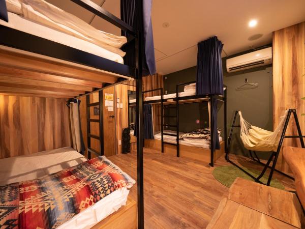 Glamping Tokyo Asakusa : photo 7 de la chambre lits superposés dans dortoir mixte avec salle d'eau commune