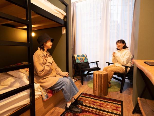 Glamping Tokyo Asakusa : photo 2 de la chambre hébergement lits jumeaux avec lits superposés et douche commune