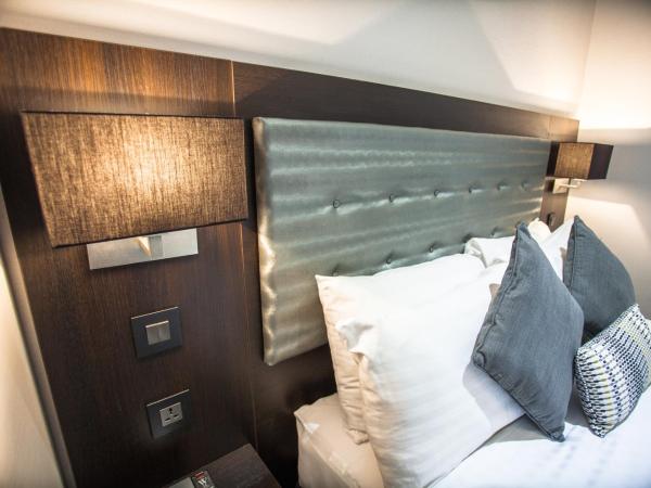 The W14 Kensington : photo 5 de la chambre chambre triple avec salle de bains privative