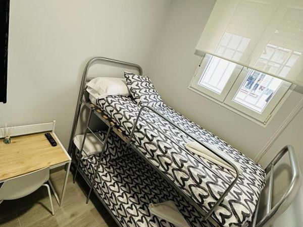 HOSPEDAJE CUATRO VIENTOS : photo 1 de la chambre chambre avec lits superposés et salle de bains commune