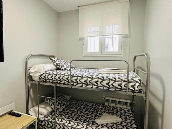HOSPEDAJE CUATRO VIENTOS : photo 5 de la chambre chambre avec lits superposés et salle de bains commune