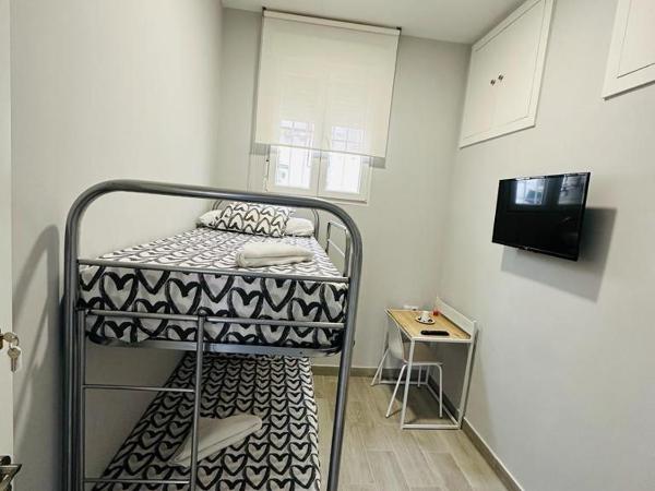 HOSPEDAJE CUATRO VIENTOS : photo 7 de la chambre chambre avec lits superposés et salle de bains commune
