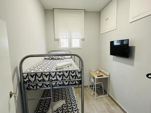HOSPEDAJE CUATRO VIENTOS : photo 9 de la chambre chambre avec lits superposés et salle de bains commune