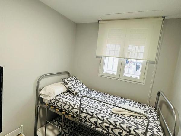 HOSPEDAJE CUATRO VIENTOS : photo 10 de la chambre chambre avec lits superposés et salle de bains commune