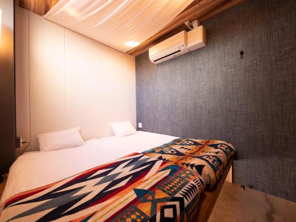 Glamping Tokyo Asakusa : photo 4 de la chambre chambre lits jumeaux avec cabinet de toilette commun