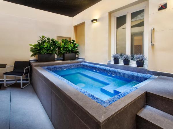 Catalonia Plaza Mayor : photo 1 de la chambre chambre double premium avec terrasse et piscine privée