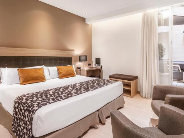 Catalonia Plaza Mayor : photo 2 de la chambre chambre double premium avec terrasse et piscine privée