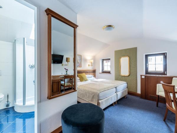 Hotel Mondschein : photo 1 de la chambre chambre triple avec 2 chambres