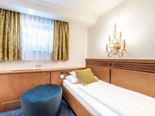 Hotel Mondschein : photo 6 de la chambre chambre triple avec 2 chambres