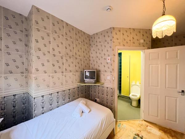 Art Hostel : photo 8 de la chambre chambre lits jumeaux avec salle de bains privative