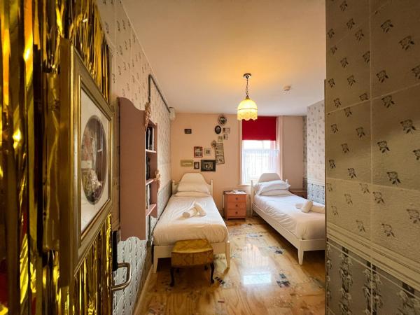 Art Hostel : photo 2 de la chambre chambre lits jumeaux avec salle de bains privative