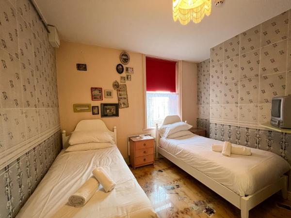 Art Hostel : photo 4 de la chambre chambre lits jumeaux avec salle de bains privative