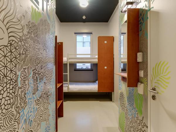 ClinkNOORD Hostel : photo 1 de la chambre chambre lits jumeaux privée avec salle de bains privative