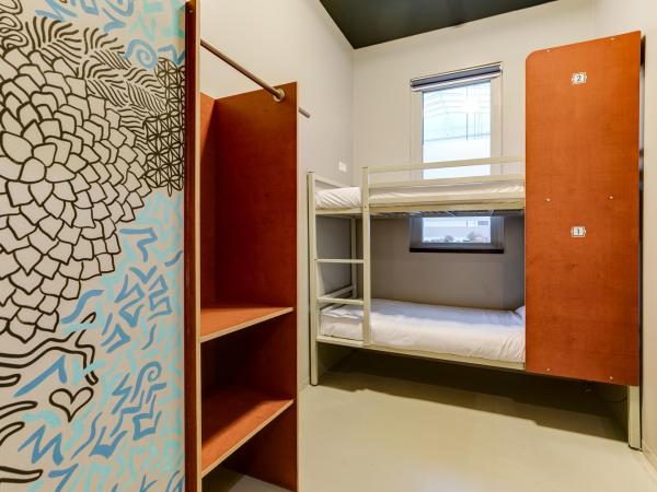 ClinkNOORD Hostel : photo 2 de la chambre chambre lits jumeaux privée avec salle de bains privative