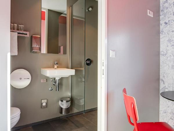 ClinkNOORD Hostel : photo 5 de la chambre chambre double privée avec salle de bains privative