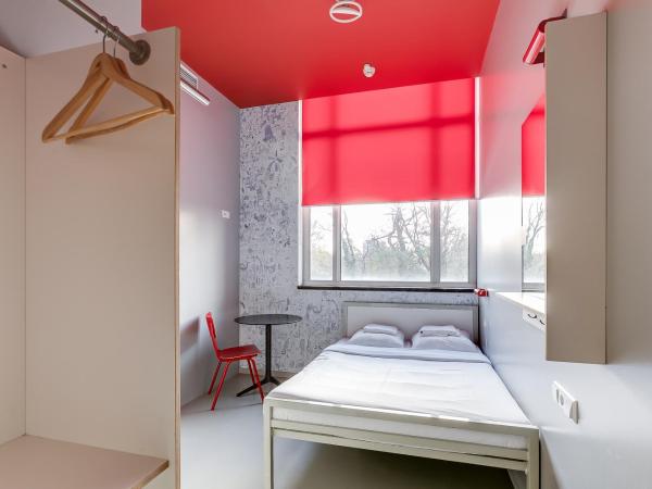 ClinkNOORD Hostel : photo 3 de la chambre chambre double privée avec salle de bains privative